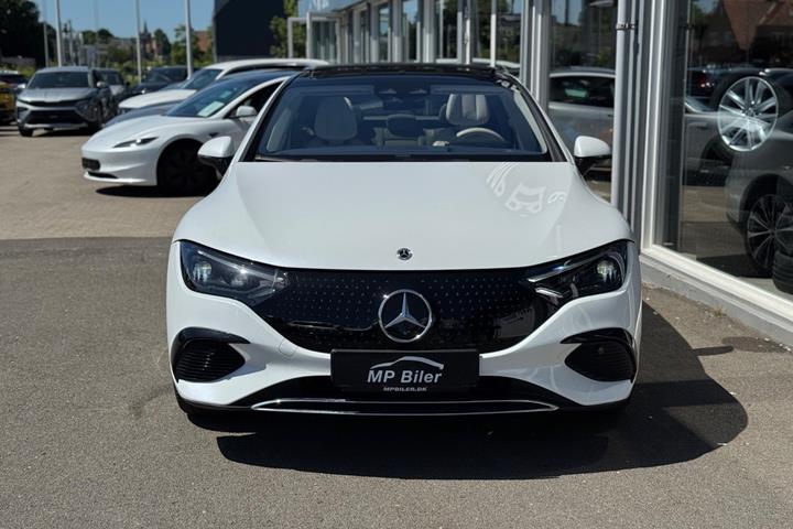 Hvid Mercedes EQE350 fra 2024