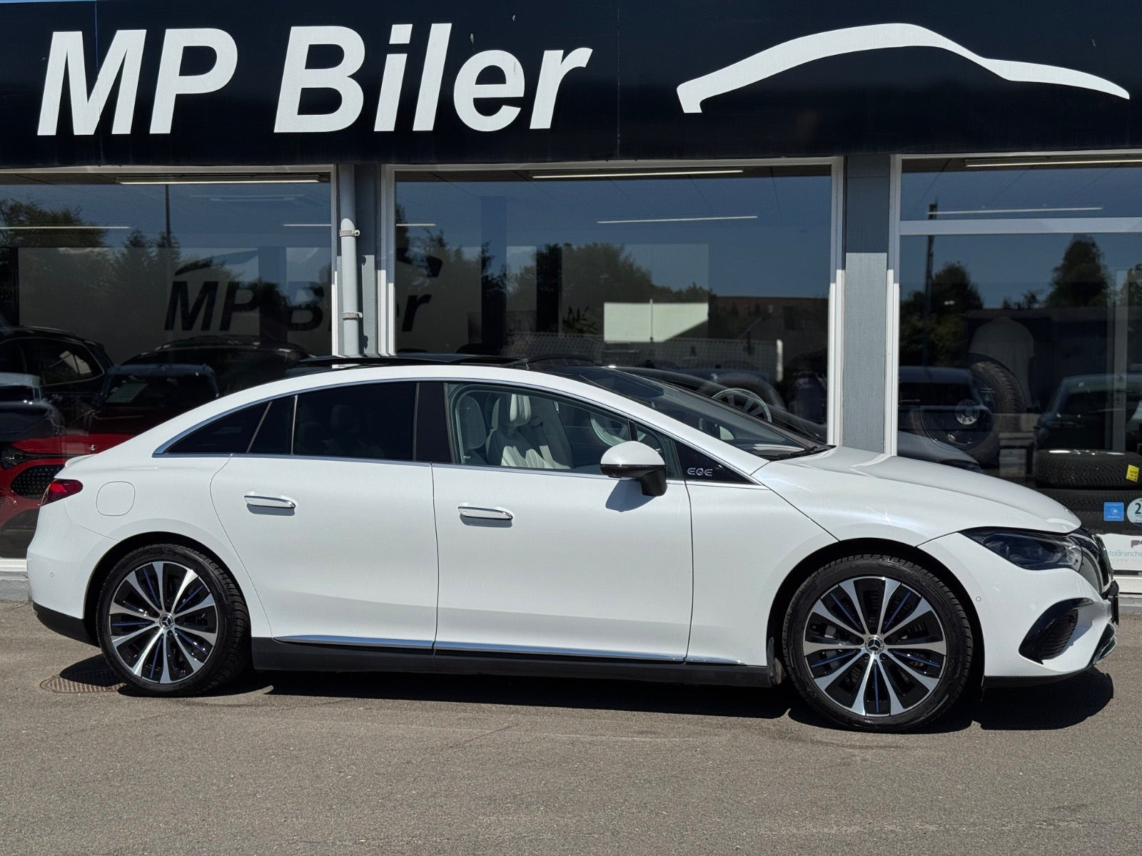 Hvid Mercedes EQE350 fra 2024