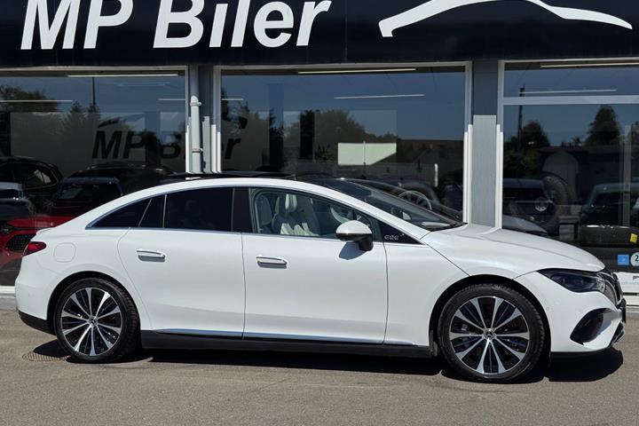Hvid Mercedes EQE350 fra 2024
