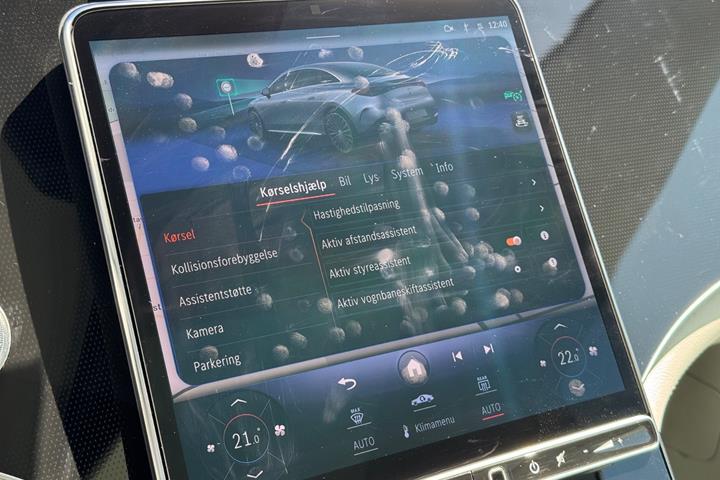 Hvid Mercedes EQE350 fra 2024