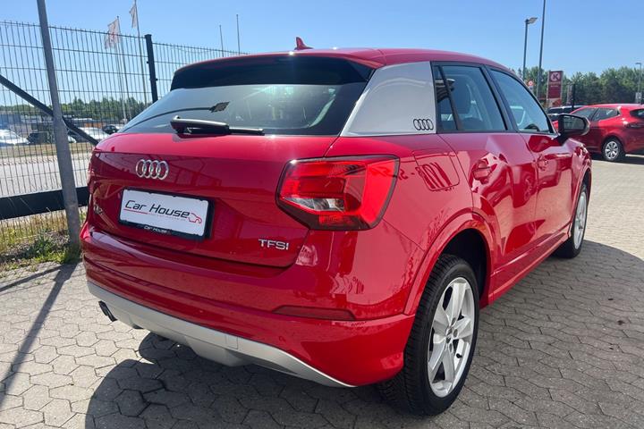 Rød Audi Q2 fra 2018