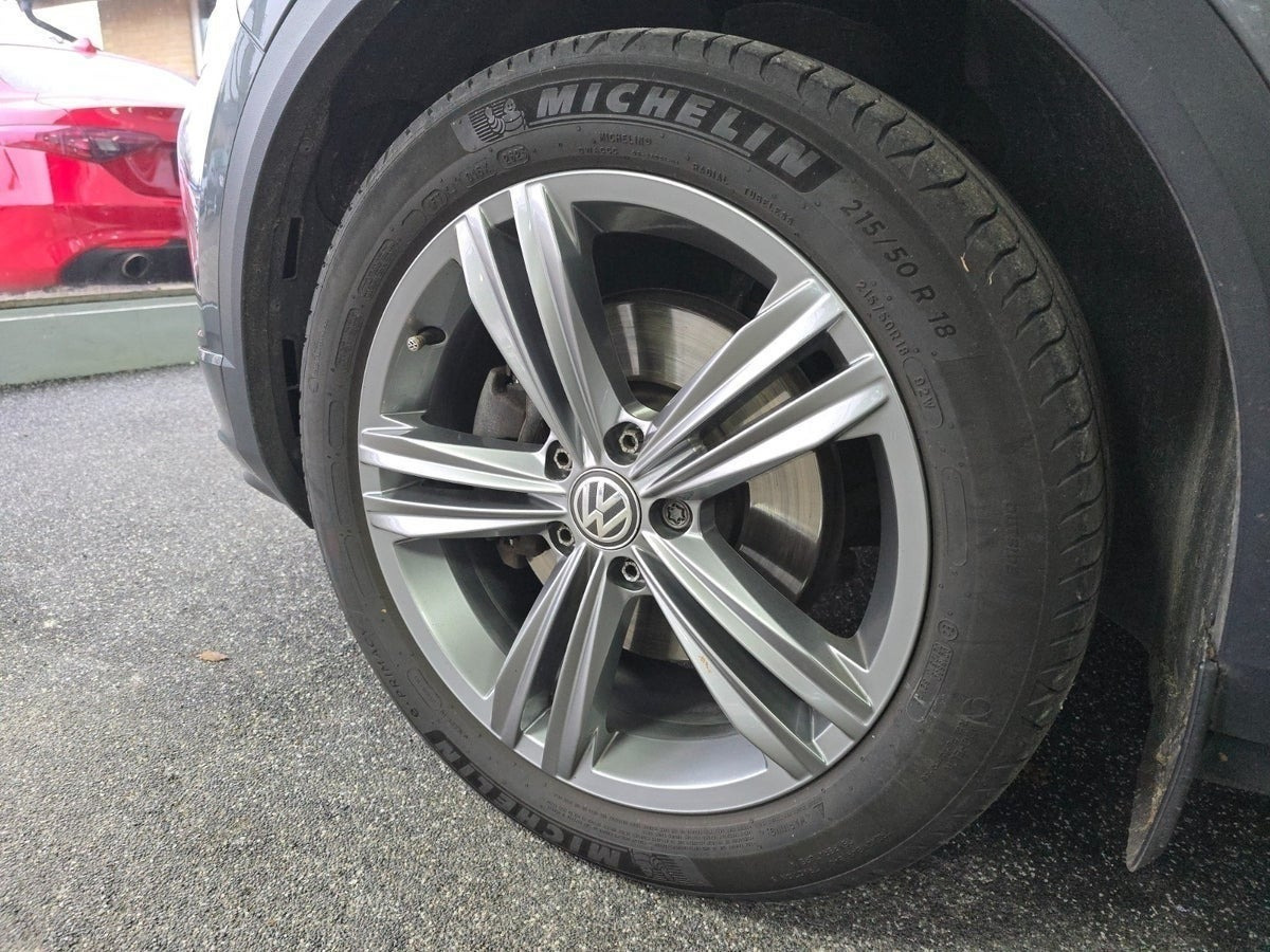 Grå VW T-Roc fra 2018