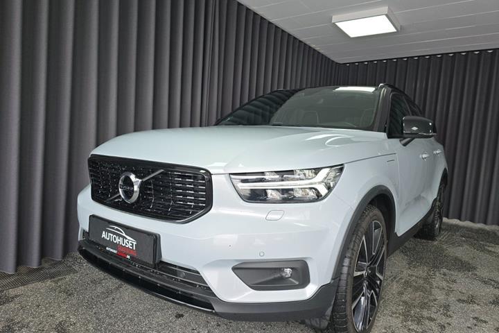 Hvid Volvo XC40 fra 2021 set udefra