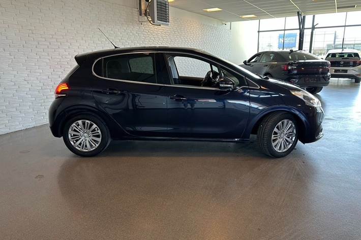 Blå Peugeot 208 fra 2019