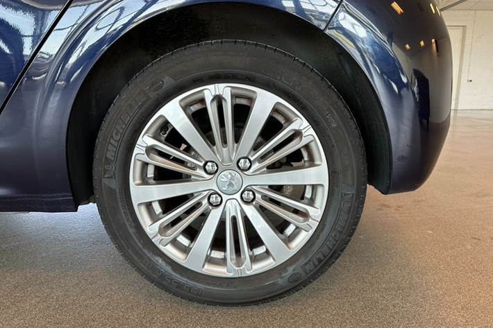 Blå Peugeot 208 fra 2019
