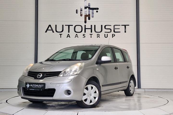 Hvid Nissan Note fra 2012 set udefra