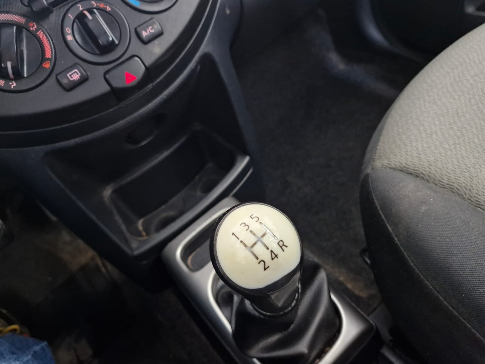 Hvid Nissan Note fra 2012