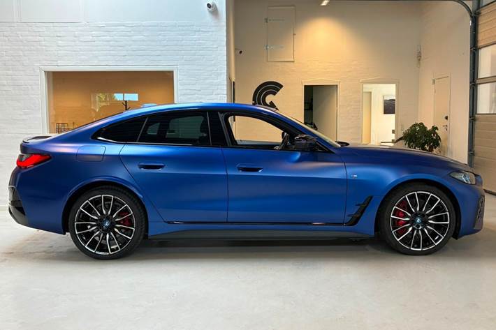 Blå BMW i4 fra 2023