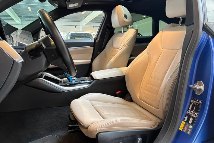 Blå BMW i4 fra 2023
