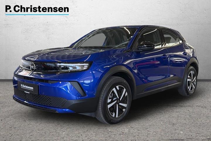 Blå Opel Mokka-e fra 2025 set udefra