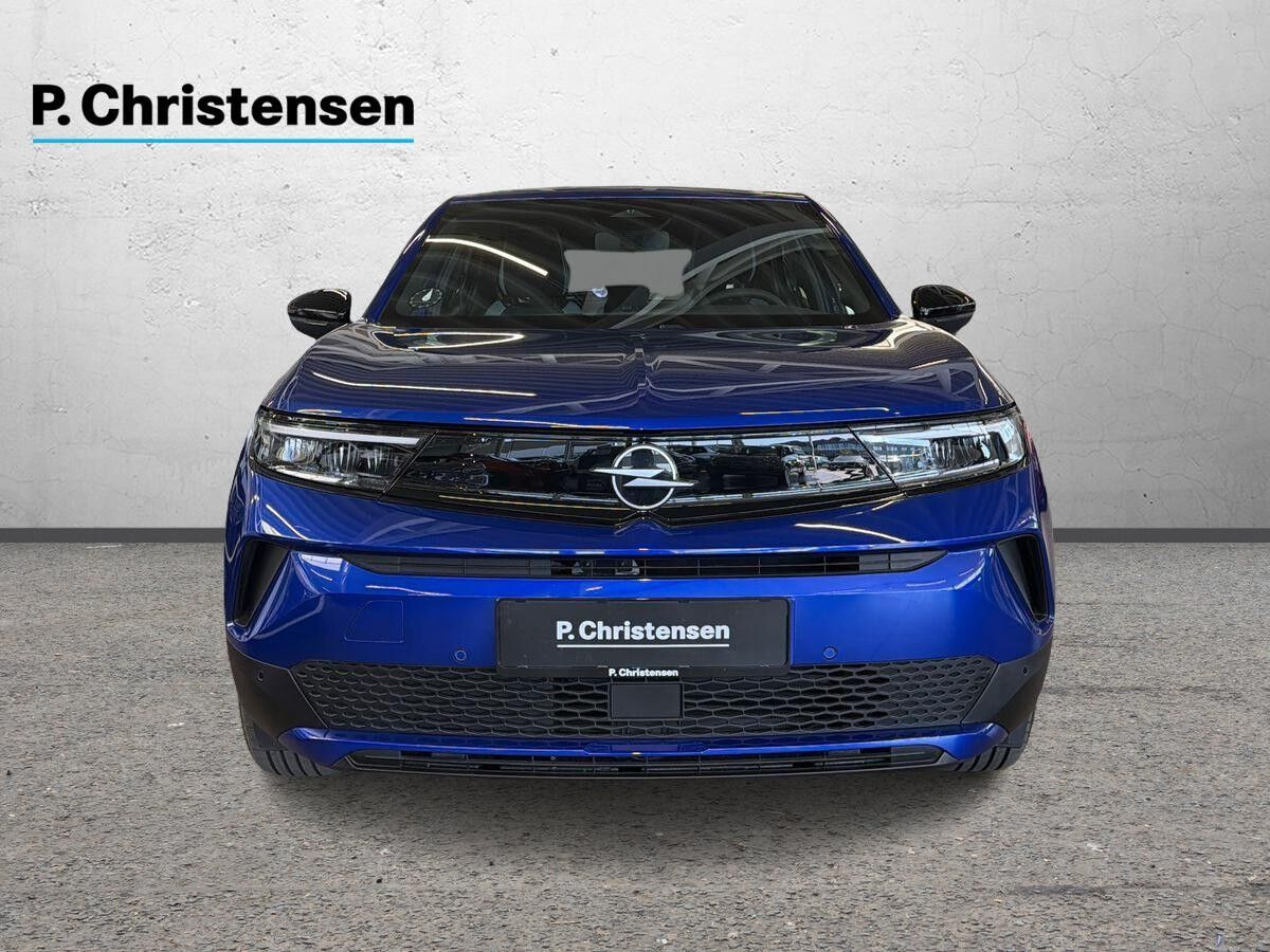 Blå Opel Mokka-e fra 2025