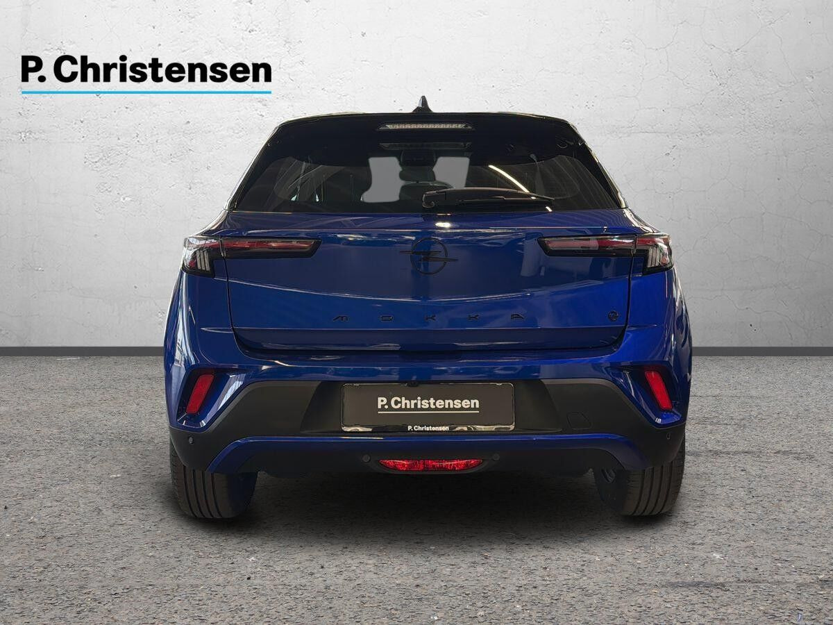 Blå Opel Mokka-e fra 2025