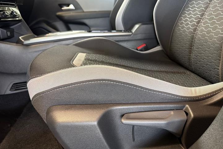 Blå Opel Mokka-e fra 2025