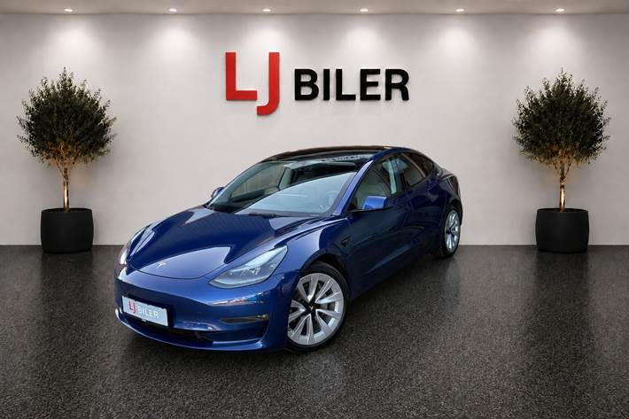 Blå Tesla Model 3 fra 2021 set udefra