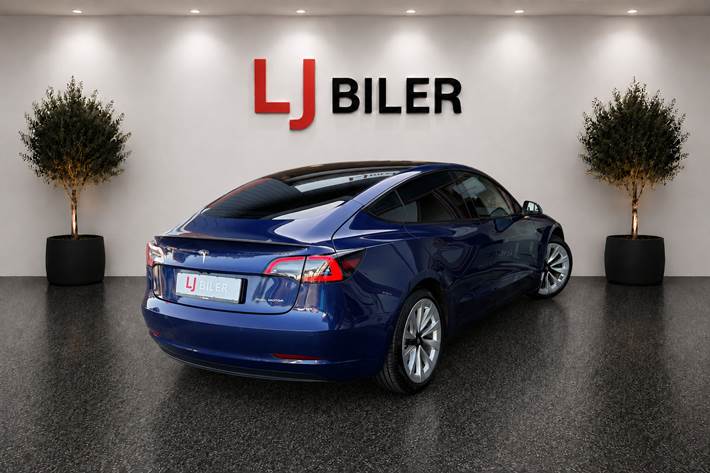 Blå Tesla Model 3 fra 2021