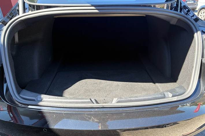 Blå Tesla Model 3 fra 2021