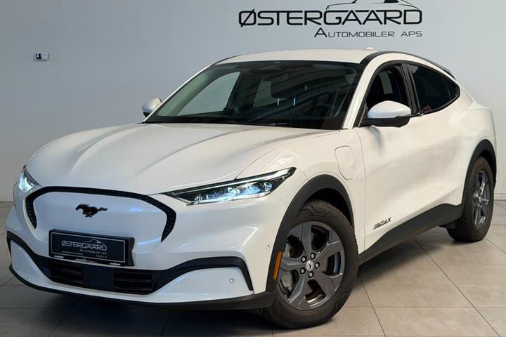 Hvid Ford Mustang Mach-E fra 2023 set udefra