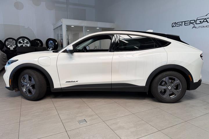 Hvid Ford Mustang Mach-E fra 2023