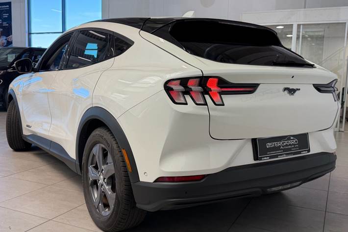 Hvid Ford Mustang Mach-E fra 2023