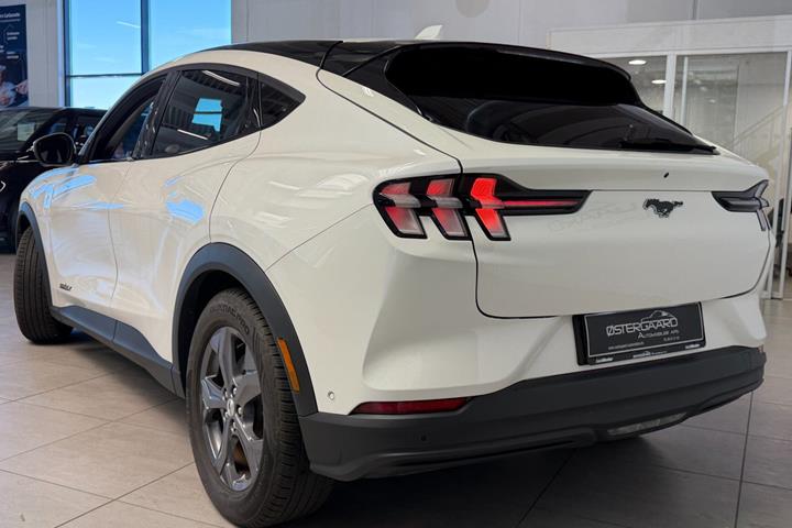 Hvid Ford Mustang Mach-E fra 2023