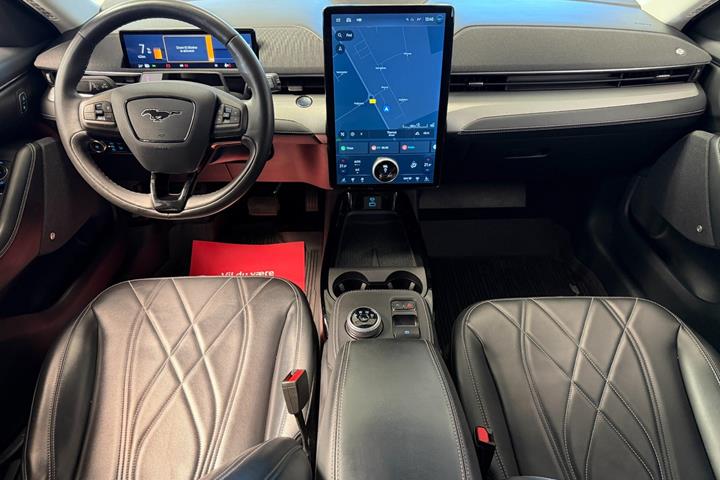 Hvid Ford Mustang Mach-E fra 2023