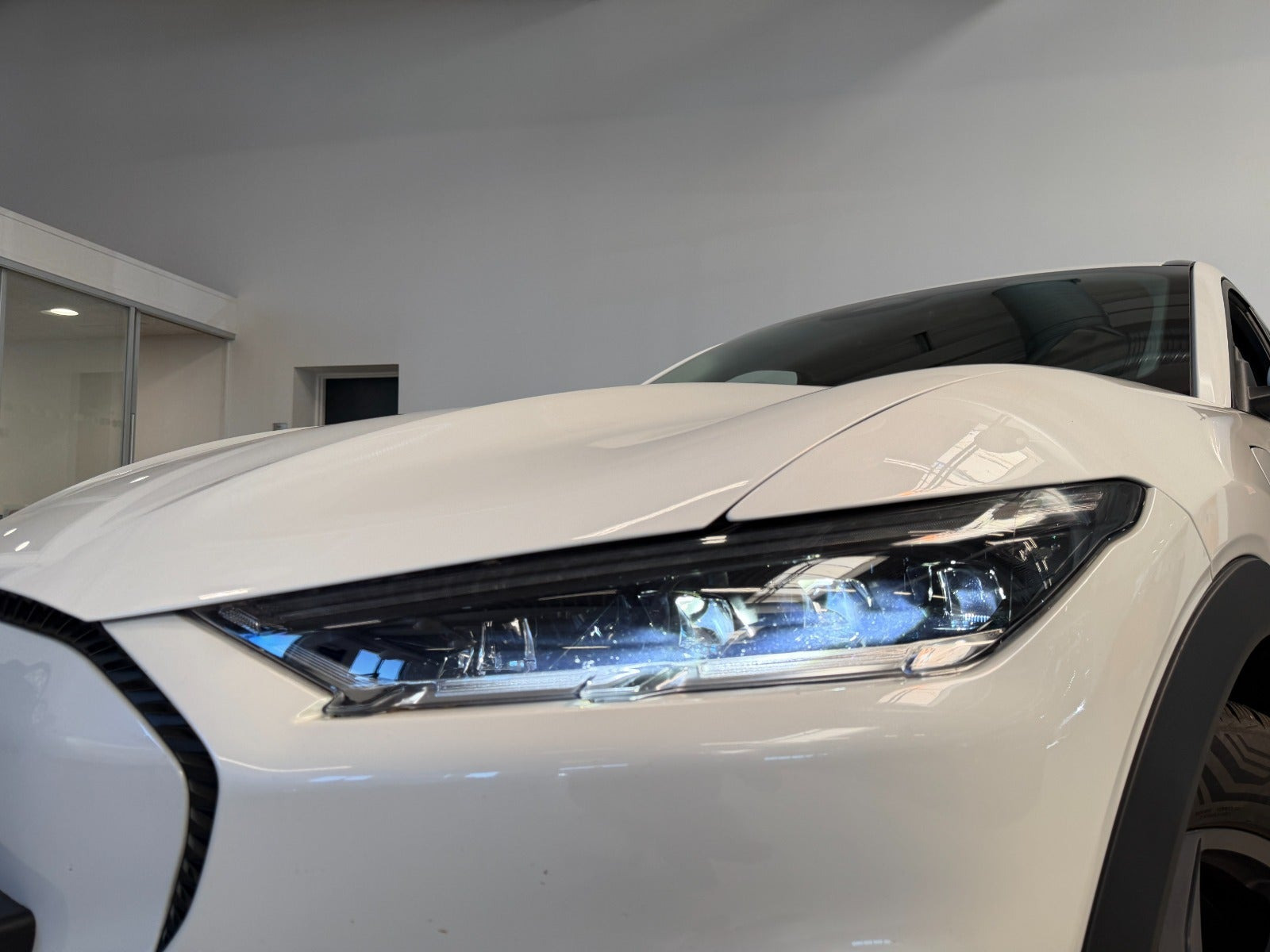 Hvid Ford Mustang Mach-E fra 2023