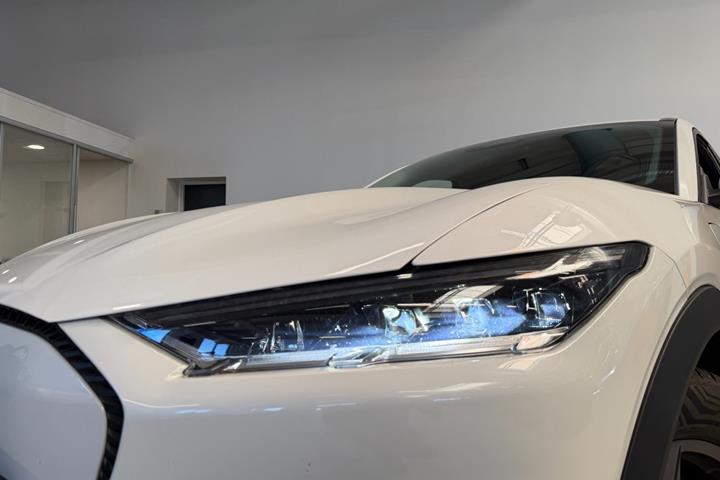 Hvid Ford Mustang Mach-E fra 2023