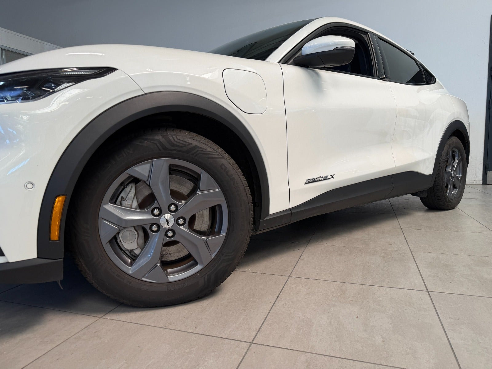Hvid Ford Mustang Mach-E fra 2023