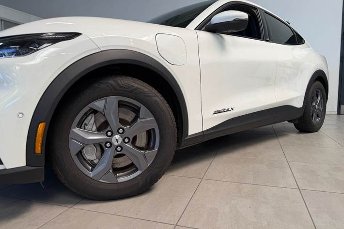Hvid Ford Mustang Mach-E fra 2023