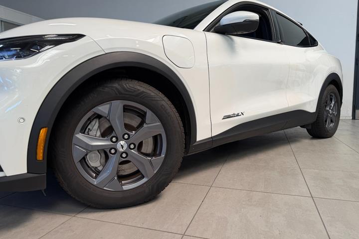 Hvid Ford Mustang Mach-E fra 2023