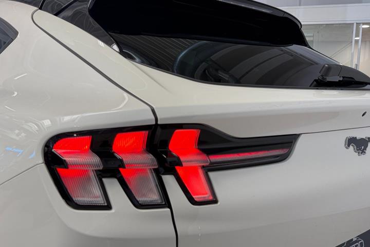 Hvid Ford Mustang Mach-E fra 2023