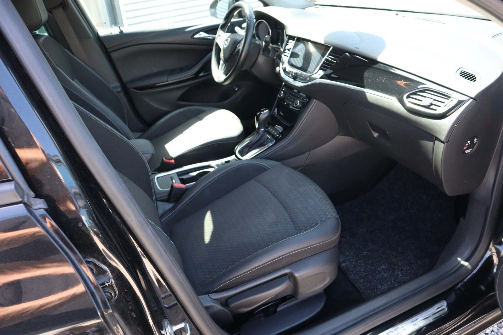 Sort Opel Astra fra 2018