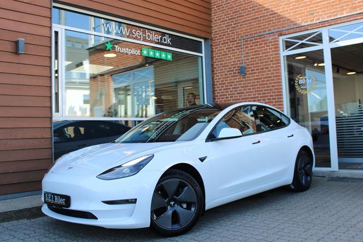 Hvid Tesla Model 3 fra 2023
