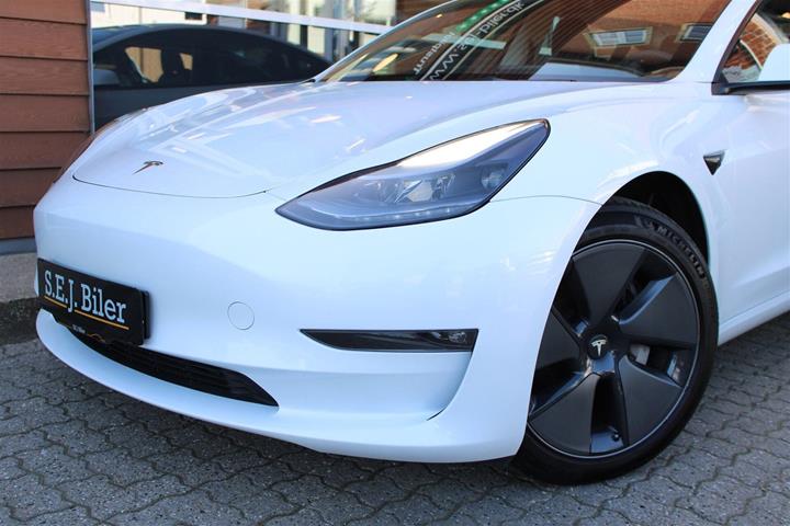 Hvid Tesla Model 3 fra 2023