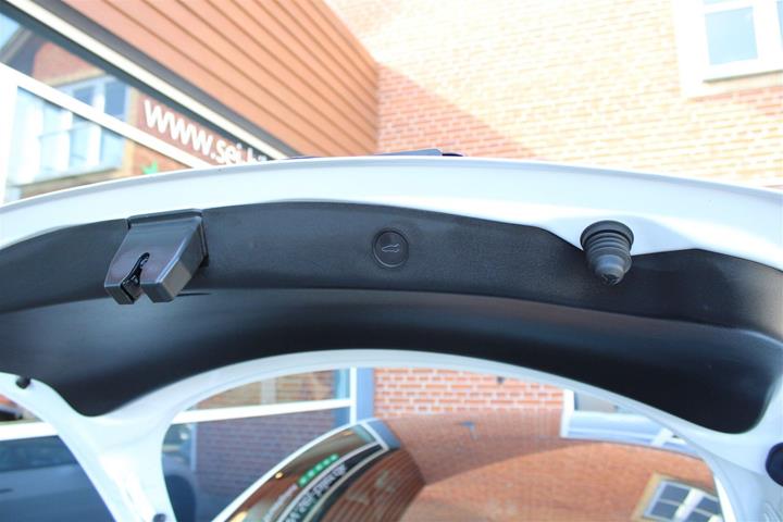 Hvid Tesla Model 3 fra 2023