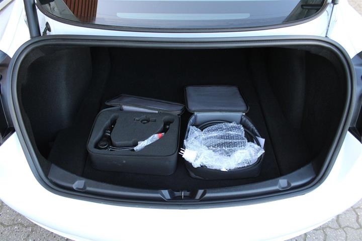 Hvid Tesla Model 3 fra 2023