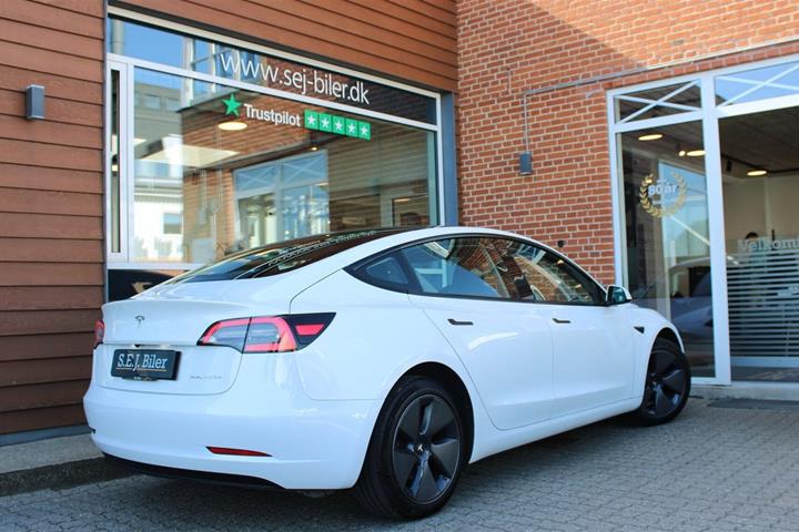 Hvid Tesla Model 3 fra 2023