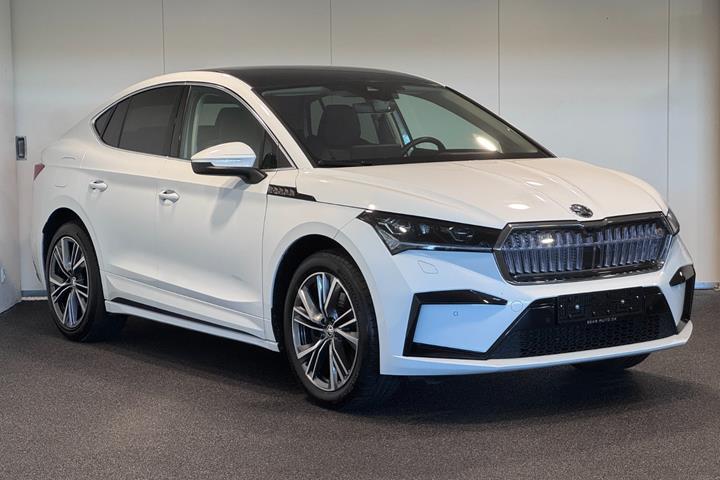 Hvid Skoda Enyaq fra 2023