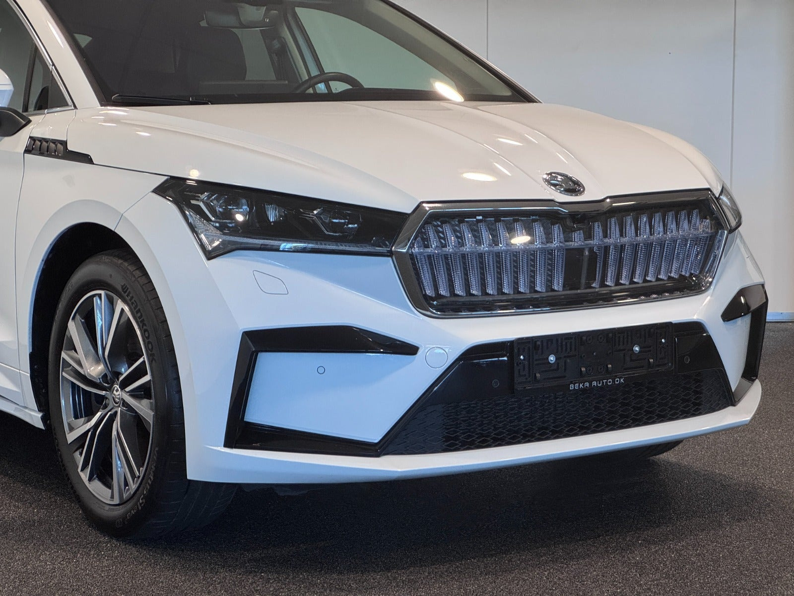 Hvid Skoda Enyaq fra 2023