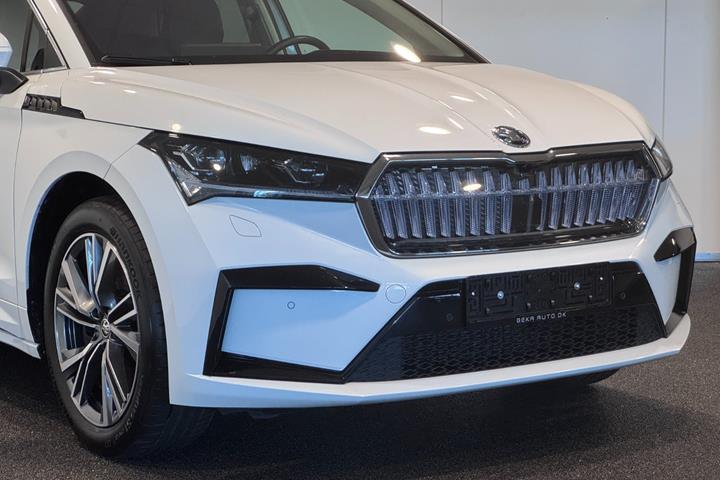 Hvid Skoda Enyaq fra 2023