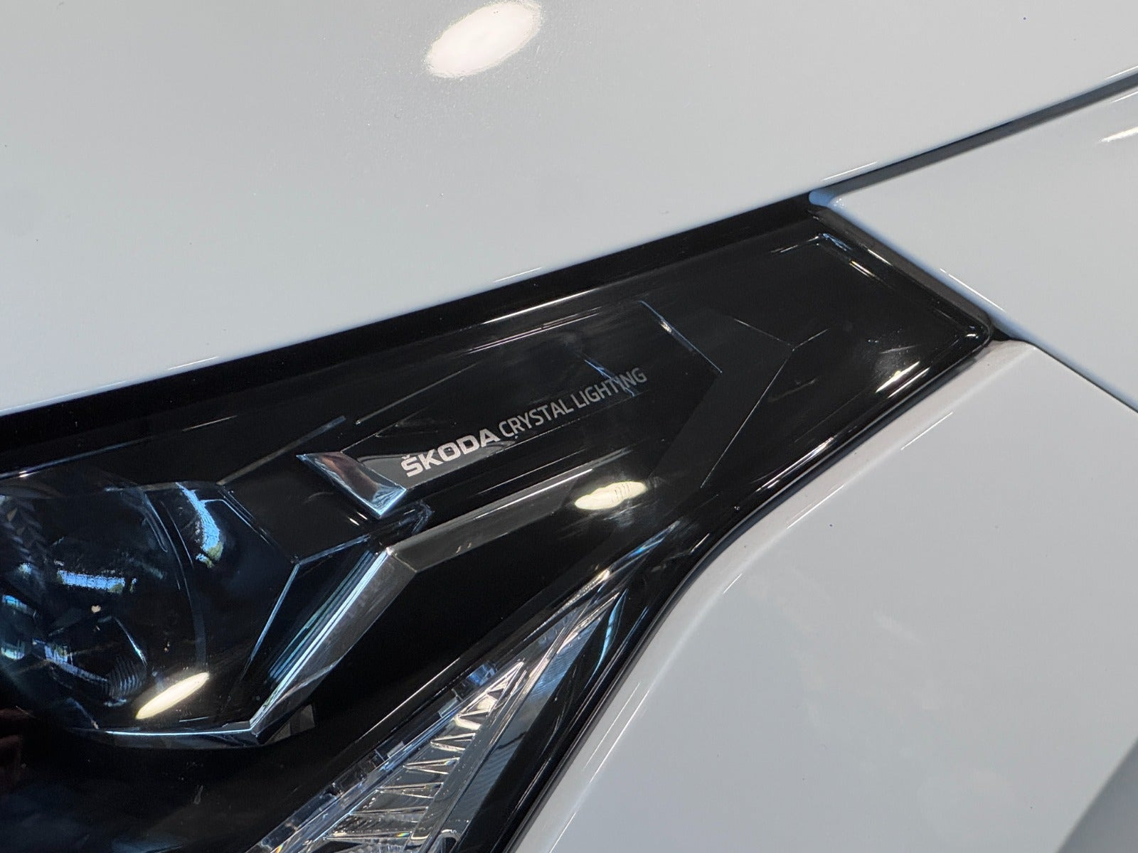 Hvid Skoda Enyaq fra 2023