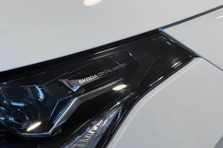 Hvid Skoda Enyaq fra 2023