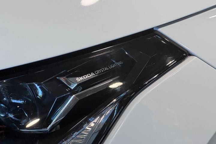 Hvid Skoda Enyaq fra 2023