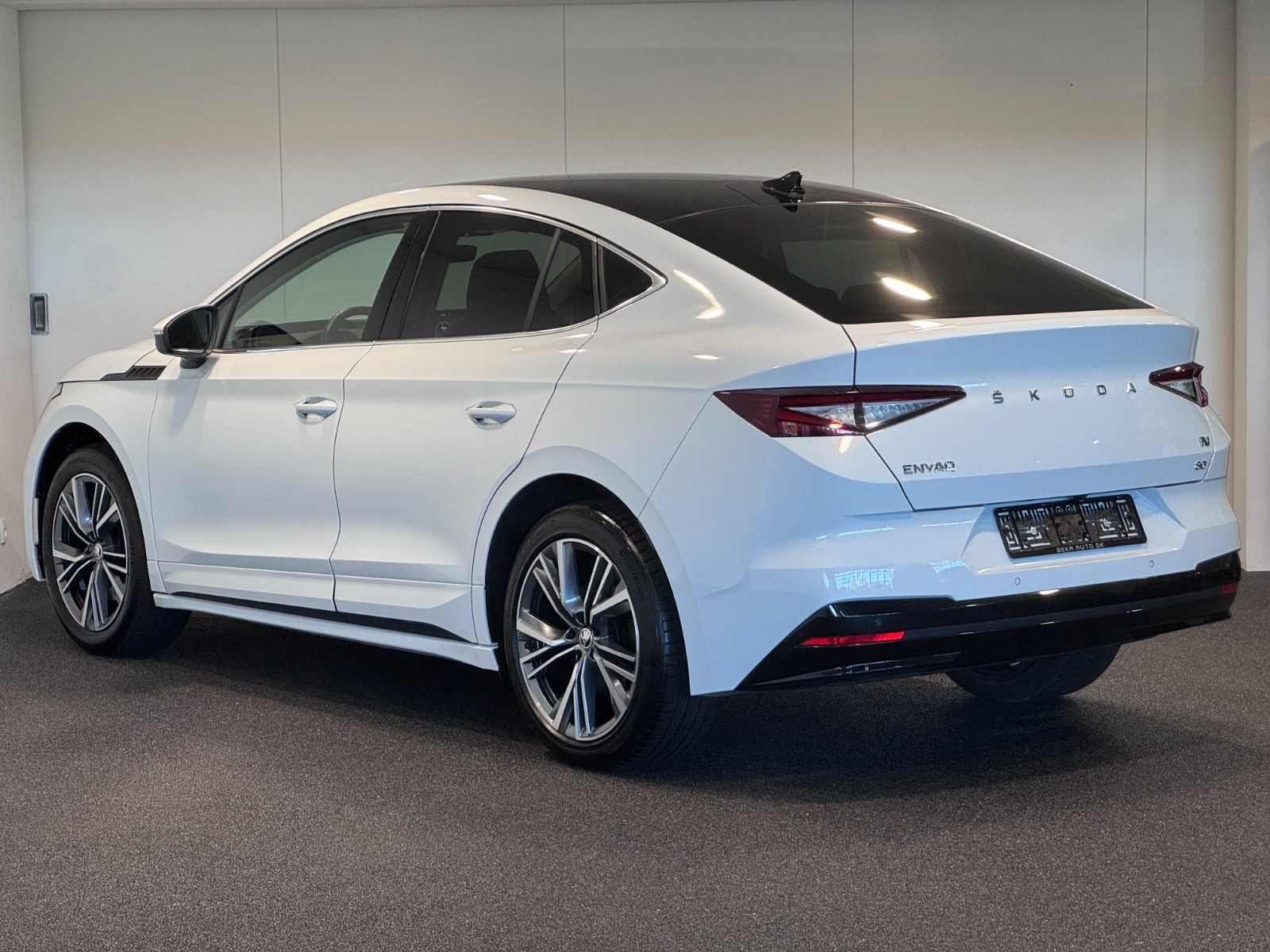 Hvid Skoda Enyaq fra 2023