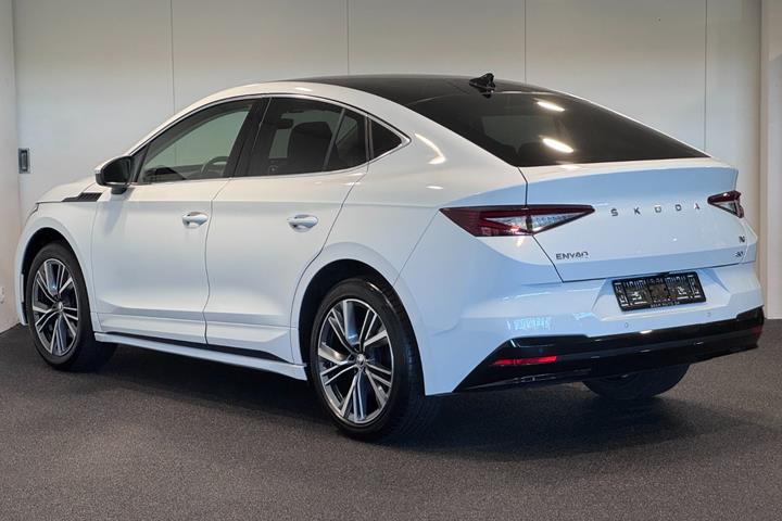 Hvid Skoda Enyaq fra 2023