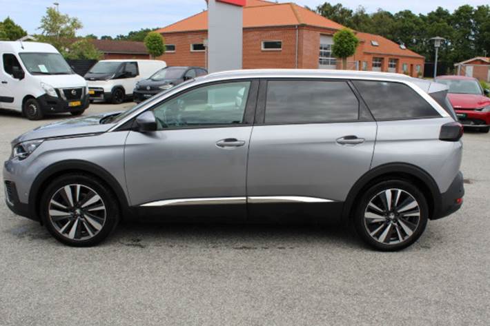 Grå Peugeot 5008 fra 2020