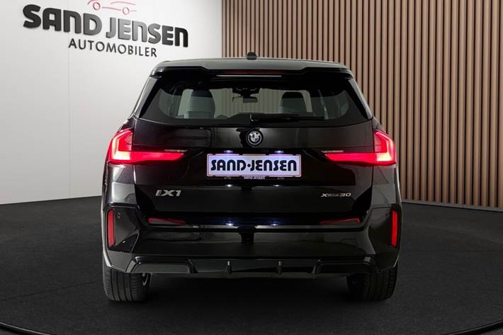 Sort BMW iX1 fra 2023