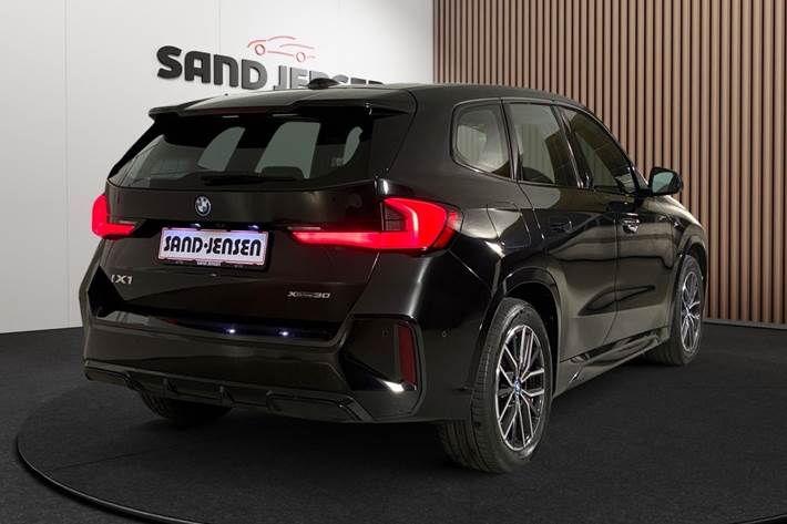 Sort BMW iX1 fra 2023