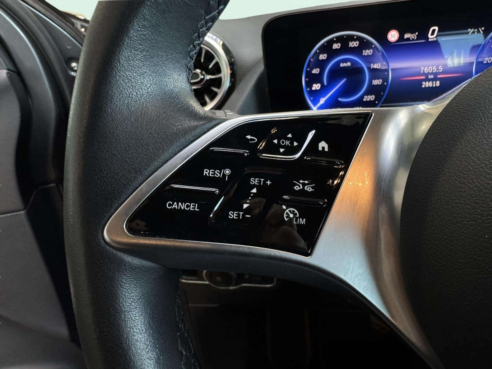 Grå Mercedes EQA250+ fra 2024