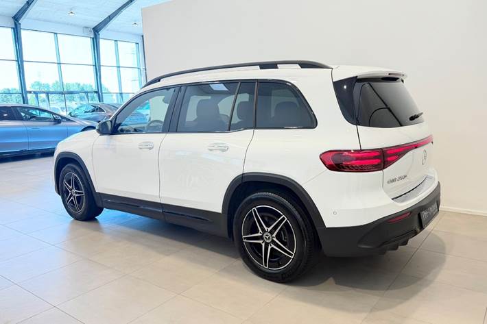 Hvid Mercedes EQB250+ fra 2026